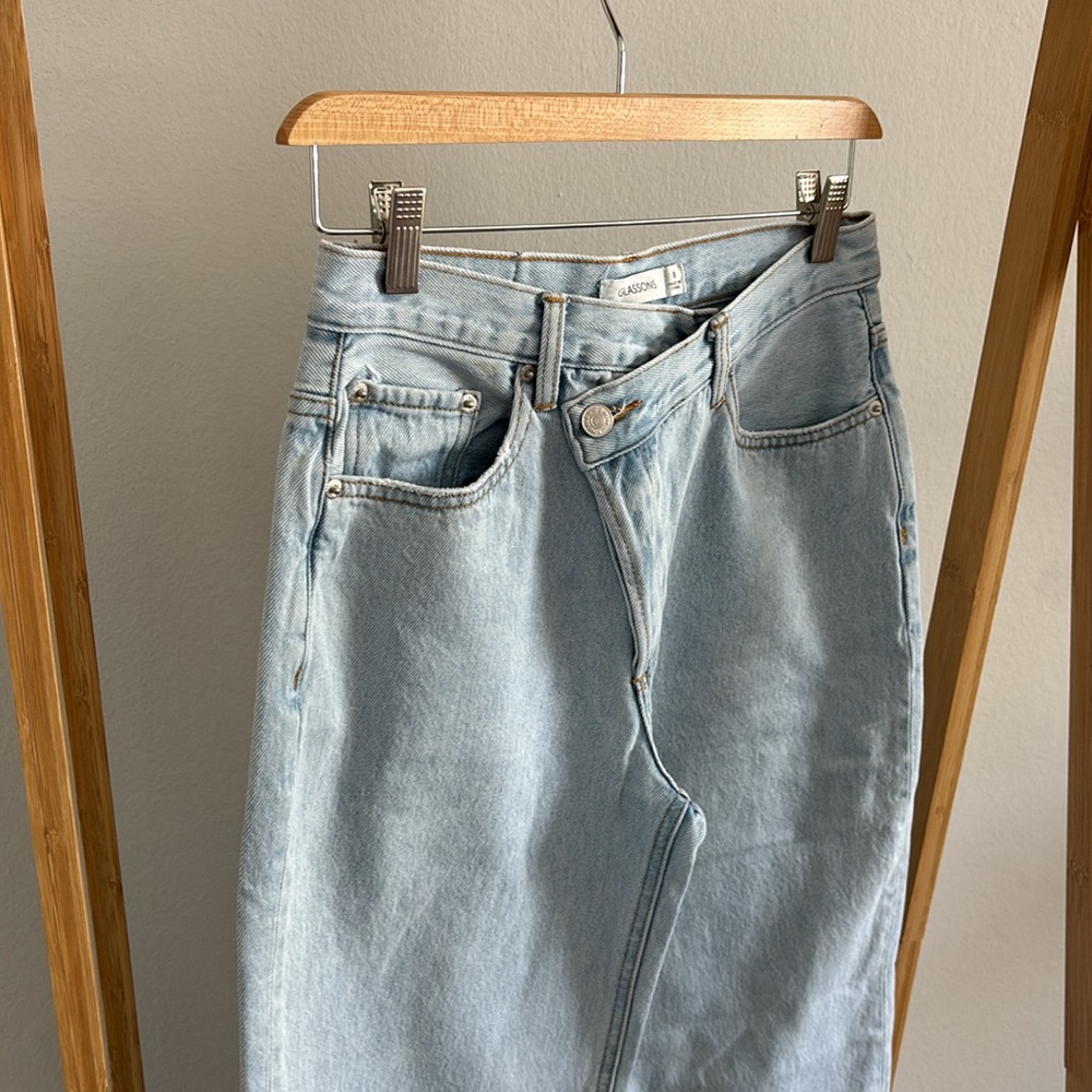 Glassons Gathered Front Light Wash Jeans - Picture 4 of 9